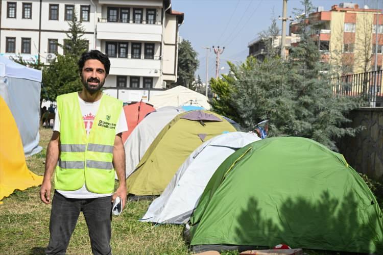 <p>Sanatçıdan doktora, çocuk gelişimi uzmanından kaynakçıya kadar farklı meslek gruplarından çok sayıda gönüllü, depremzedelere bir nebze olsun katkı sunmak için çabalıyor.</p>
<p> </p>