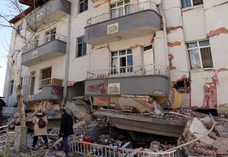 <p>Kahramanmaraş'ta 6 Şubat'ta meydana gelen ilk depremde, Zeliha Demir ile kızları Hülya (23) ve Medine Demir'in (12) oturduğu 4 katlı binanın ilk katı yıkıldı; merdivenler de yerle bir oldu. </p>
