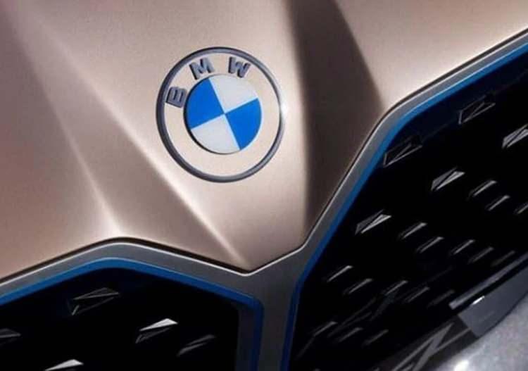 <p><span style="color:#B22222"><strong>BMW'NİN YENİ LOGOSU</strong></span></p>
<p> </p>
<p>BMW oldukça radikal bir değişime imza attı. Alman otomotiv şirket 23 yıl sonra logosunu değiştirdi. Şirket en son 1997 yılında benzer bir değişikliğe gitme kararı almıştı.</p>