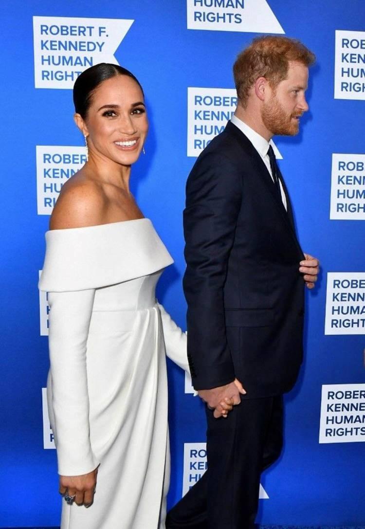<p><span style="color:#000000"><strong>Fakat Harry ile Meghan, ABD'ye taşındıktan sonra bu parayı geri ödedi. Çift, ilk çocukları Archie'nin dünyaya gelmesinden sonra Kraliyet görevlerini bırakarak ABD'ye taşındı.</strong></span></p>
