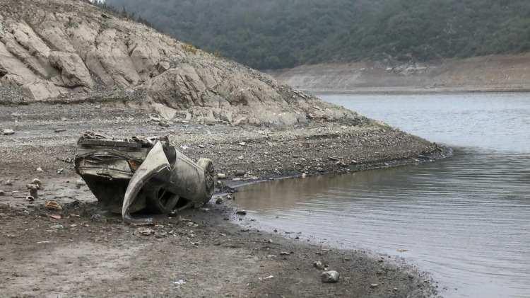 <div>Sultangazi'de bulunan Alibeyköy Barajı'nda suyun çekilmesiyle giysiler, pet şişe, zodyak bot ve kayık parçalarının yanı sıra otomobil ortaya çıktı. </div>