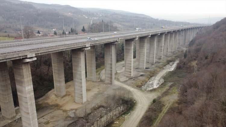 <p>İstanbul'u Anadolu'ya bağlayan en önemli ulaşım güzergahı Anadolu Otoyolu'nda yer alan Bolu Dağı Tüneli ve viyadükler, sarsıntıların enerjisini sönümleyici sismik izolatörler sayesinde depremlere karşı korunuyor.</p>
