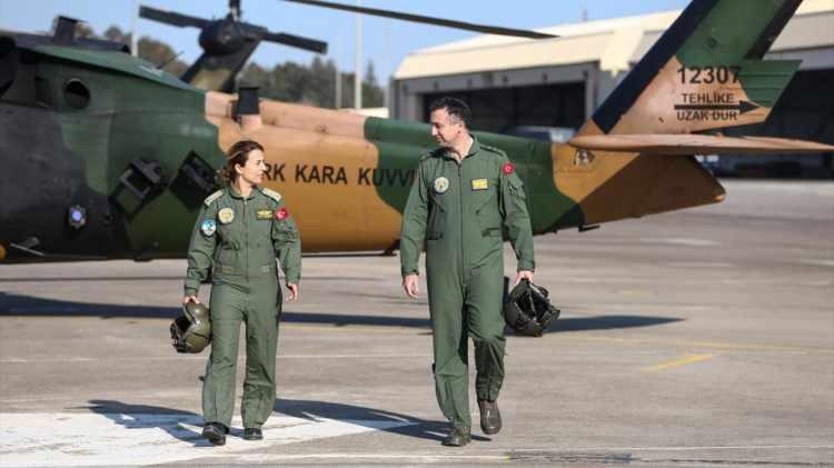 <p>Depremin ilk günlerinde zamana karşı yarışta yaralı ve hasta depremzedeleri taşıyan Kara Pilot Yarbay Burcu Akdemir de Sikorsky S-70 tipi helikopterle yardım sevkiyatında görev alıyor.</p>
