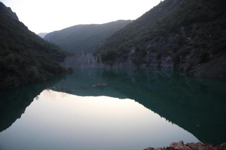 <p>Daha önceden yol ve piknik alanı olarak kullanılan bölümde ise doğal göl oluştu. Bölgede bulunan elektrik direkleri ve ağaçlar da suların altında kaldı. </p>
