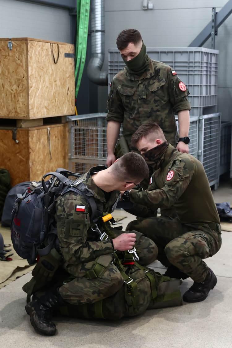 <p>Polonya Ordusu tarafından kış okul tatilinde ülkenin çeşitli şehirlerinde düzenlenen bir günlük ‘Train with Army’ isimli kurslar siviller tarafından yoğun ilgi görüyor. 15 ila 65 yaş arasındaki Polonyalı siviller için düzenlenen kurs süresince katılımcılar savaş tekniklerini öğrenip, askeri teçhizat ve silahlar hakkında bilgi sahibi oluyor.</p>