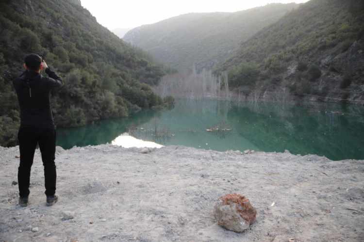 <p>Kopan dev kaya parçaları ve zarar gören ağaçlar ile elektrik direkleri dehşetin boyutunu gözler önüne sererken, oluşan doğal gölet ise seyrine doyum olmayan manzaraya neden oldu.</p>
