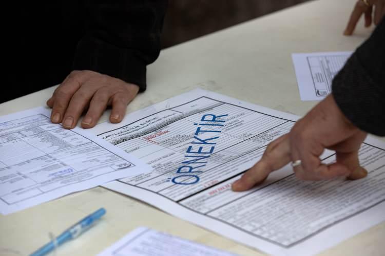 <p>EYT'yle ilgili düzenlemeleri içeren Sosyal Sigortalar ve Genel Sağlık Sigortası Kanunu ile 375 sayılı Kanun Hükmünde Kararnamede Değişiklik Yapılmasına Dair Kanun'un Resmi Gazete'de yayımlanarak yürürlüğe girmesi sonrasında vatandaşlar, sabahın erken saatlerinden itibaren ilçelerdeki SGK binalarına gelmeye başladı.</p>
