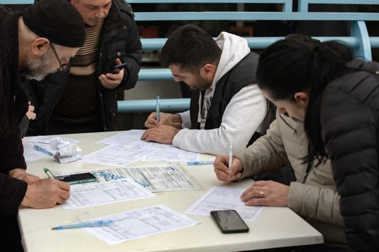 <p>EYT düzenlemesinden faydalanarak emeklilik hakkını kullanmak isteyen vatandaşlar Ataşehir, Ümraniye, Pendik, Şişli, Esenyurt ve Fatih Unkapanı SGK binalarında yoğunluğa neden oldu.</p>
