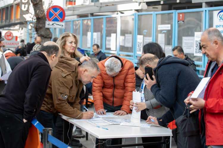 <p>Emeklilik süreçlerine ilişkin işlemlerini tamamlamak ve "emekli olabilir" belgesi almak için sıraya giren vatandaşlar bina önlerinde uzun kuyruklar oluşturdu. </p>
