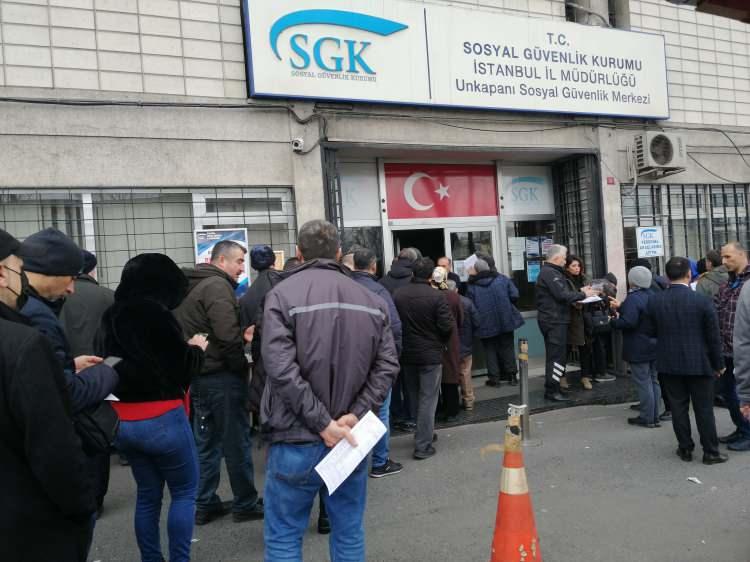 <p>Fatih'teki Unkapanı Sosyal Güvenlik Merkezi'ne gelen Zeynel Kır, emeklilik için işlemlerini tamamladığını belirterek "Şu anda sigortadan evraklarımızı aldık, iş yerine vereceğiz. </p>
