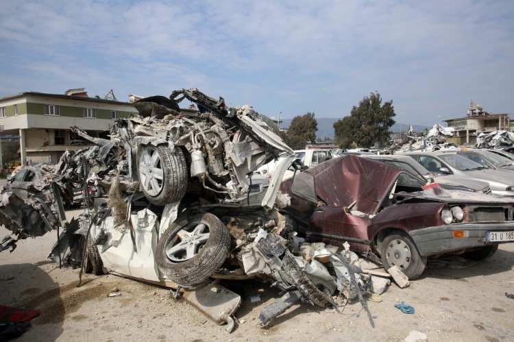 <p>Araçlar kentin 3 farklı noktasında bulunan yediemin otoparklarına çekildi.</p>