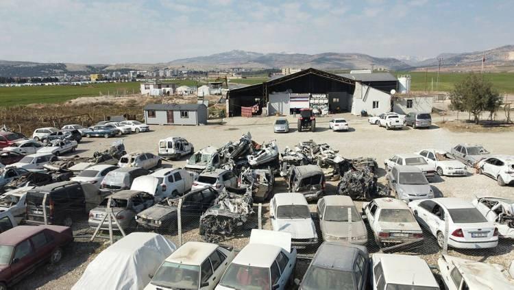 <p>Kullanılmaz hale gelen araçların bulunduğu yediemin otoparklar dron ile havadan görüntülendi.</p>
