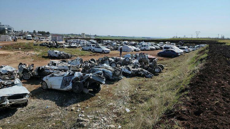 <p>Kentte kaldırılmayan enkazlar altında ise onlarca araç bulunuyor.</p>

<p> </p>
