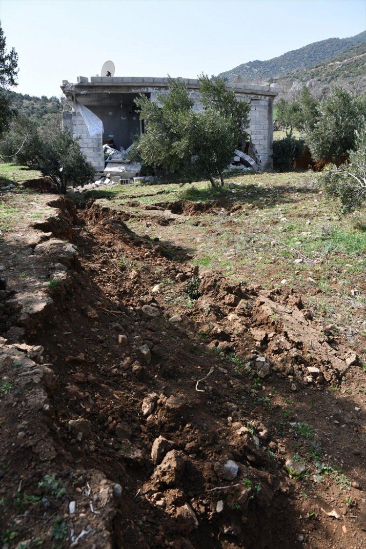 <p>Kahramanmaraş merkezli 6 Şubat'taki depremlerden etkilenen Türkoğlu ile Nurdağı ilçeleri sınırında bulunan bir ev, yaklaşık 2,5 metre toprağa gömüldü.</p>
