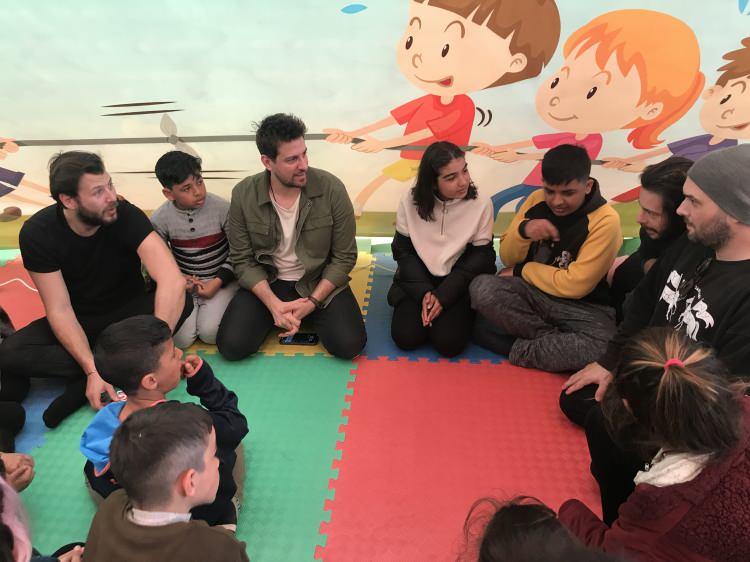 <p>Recep Çavdar, Emre Bulut, Mustafa Kocabey, Ümit Kantarcı ve Haluk Piyes, depremin vurduğu Gaziantep'in İslahiye ve Nurdağı ilçelerinde kurulan konteyner ve çadır kentleri ziyaret etti. Depremzedelerle görüşen ünlüler, sınıf ve etkinlik alanlarını da gezerek, çocuklarla birlikte şarkı söyleyip, resimler çizdi.</p>