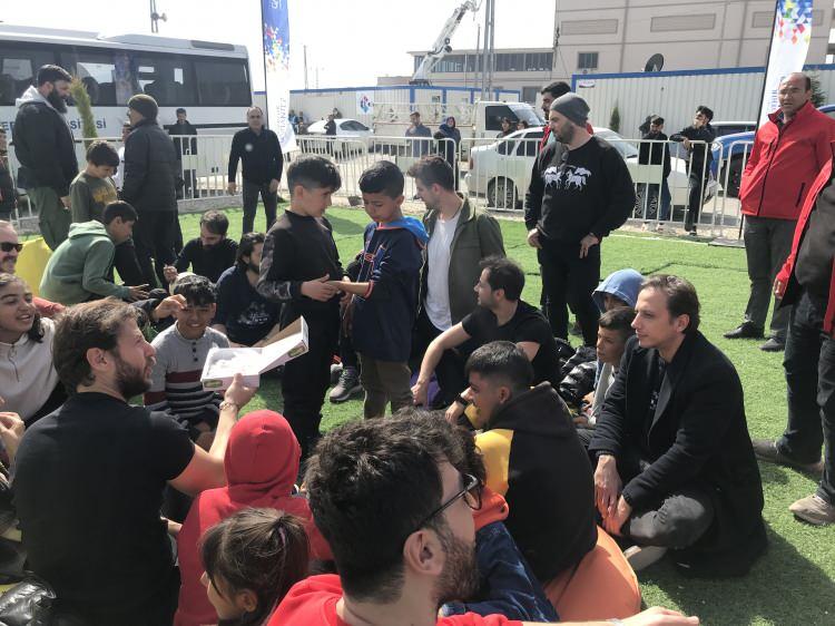 <p>İletişim Başkanlığının desteği ile deprem bölgesine giden 23 ünlü isim şöyle sıralandı: Tamer Karadağlı, futbolcu Ümit Karan, Ali Buhara Mete, İsmail Hakkı Ürün, rap sanatçısı Resul Aydemir, Gökhan Karacık, Burcu Kıratlı, Birand Tunca, Yuşa Ebrar Dursunoğlu, Uğurcan Keleş, Derda Yasir Yenal, Muhammed Emre Kaya, Muhammed Burak Haktanır, Onur Yaprakçı, Emir Rıfat Işık, Caner Otrakçı, Necati İşbilen, Musa Evren,</p>