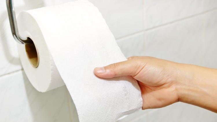 <p><strong>Yıllardır evin en temel ihtiyaçları arasında yer alan tuvalet kağıdı hepimizin hijyen ve temizlik için kullandığı ürünlerin başında geliyor. Özellikle pandemide birçok kişinin bitecek korkusu yaşadığı tuvalet kağıdı ile ilgili onlarca zararlı maddenin olduğu ortaya çıktı. </strong></p>
