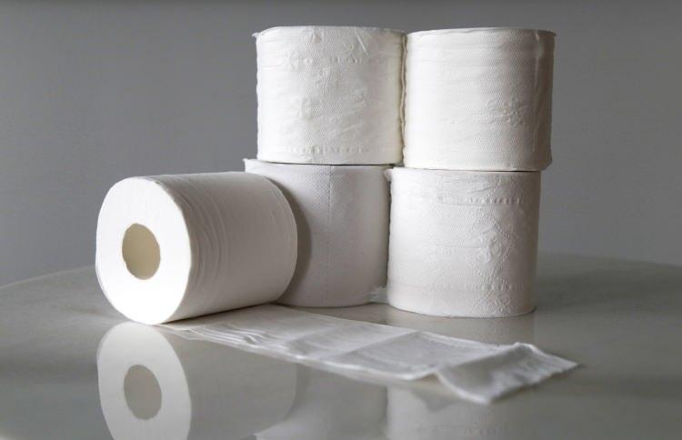 <p><strong>Tuvalet kağıdının içinde yer alan bir diğer zehirli kimyasallar <span style="color:#B22222">furanlar ve dioksinlerdir. </span>Klor ağartma işlemine benzeyen ve yan ürün olarak tabir edilen bu kimyasallara maruz kalındığında karaciğer problemlerine, üreme sorunlarını ve kanser gibi birçok tehlikeli hastalığa sebep olmaktadır.</strong></p>