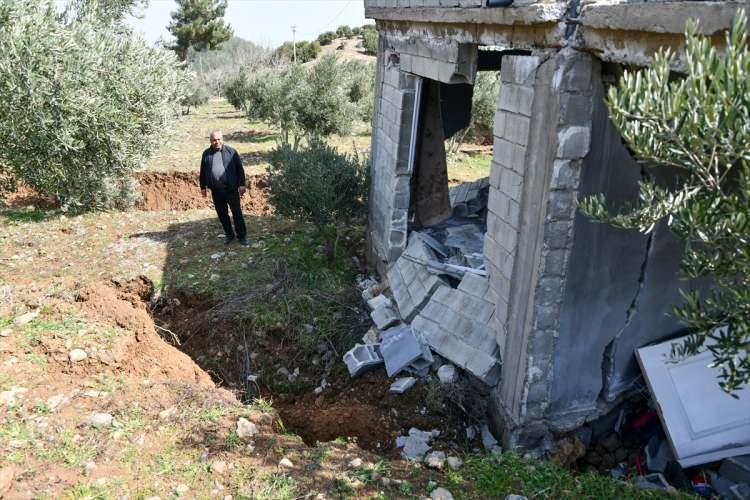 <p>"Sabah saat 9-10 gibi köye ulaştım. Araçla geçemedim köye. Burası tam Gaziantep ile Kahramanmaraş il sınırı. Fay, evi içine çekmişti. 2,5 metre derinlik var. Çok büyük hasar olmuş. Köye vardığımda 20 haneden 3'ü sağlam kalmış, diğerleri hep yıkılmıştı."</p>
