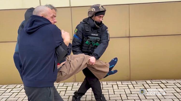 <p>Ukrayna yönetimi, çatışmaların şiddetlendiği Donetsk bölgesi, Bahmut kenti ve çevresinde tahliye emri verdi. Bölge köylerinden sivillerin tahliyeleri devam ediyor.</p>
<p> </p>