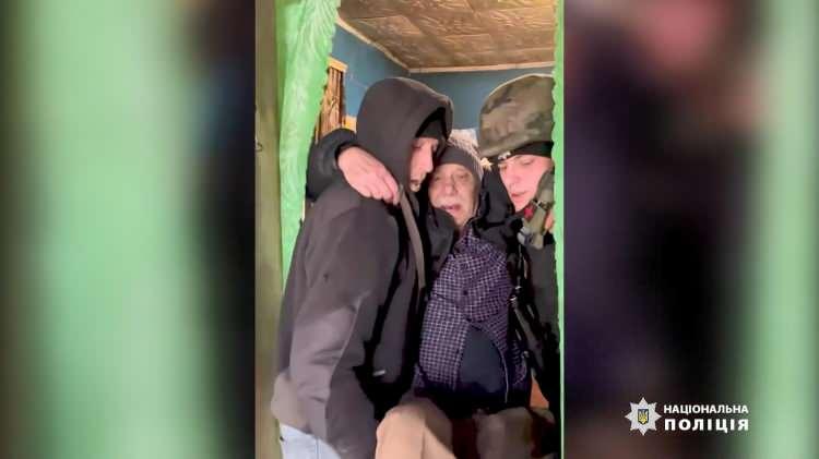 <p>Ukrayna’nın doğusundaki Donetsk bölgesinde bulunan Bahmut’ta çatışmalar şiddetlendi. Ukrayna yönetimi, sivillerin tahliye edilmesi emrini verdi. Rus hava saldırısında sivil yerleşim yerlerinin de hasar gördüğü Lastochkyne kasabasından, aralarında çocukların da bulunduğu 40 kişiyi tahliye edildi. UNICEF Ukrayna temsilcileri ise doğudan trenle gelen Ukraynalı sivilleri karşıladı.</p>