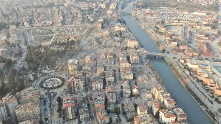<p>Türkiye’nin deprem kuşağı üzerinde yer aldığını ifade eden Jeoloji Mühendisliği Bölümü Öğretim Üyesi Prof. Dr. Uğur Temiz, ülke olarak depremle yaşamayı öğrenmeyi ve gerekli önlemlerin zamanında alınması konusunda uyarılarda bulundu.</p>
