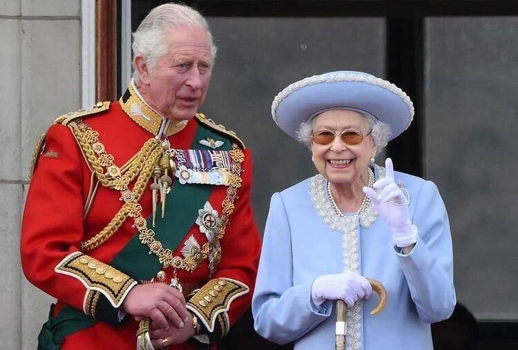 <p><span style="color:#000000"><strong>70 yıl boyunca dünyanın en güçlü hükümdarlarından biri olarak anılan Kraliçe II. Elizabeth'in 8 Eylül 2022 tarihinde vefat etmesi tüm dünyada büyük bir yankı uyandırmıştı. </strong></span></p>
