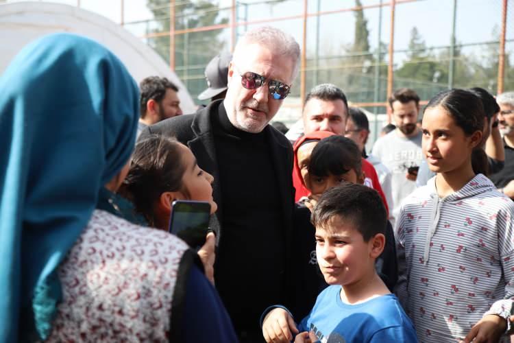 <p><strong>“Ülkemizin yaşamış olduğu deprem felaketinden sonra birçok insan evsiz barksız kaldı. Çok büyük bir yıkım yaşadık ve buraya gelip onlara bir nebze de olsa moral olabilmek bence çok önemli.</strong></p>
