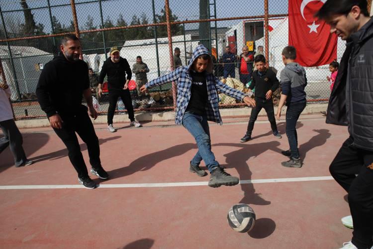 <p><strong>O yüzden de Gaziantep’in İslahiye ilçesine geldik. Konteyner kente geldik, aileler ve çocuklarla buluştuk. Bu durumdan çocuklar çok mutlu oldu.</strong></p>
