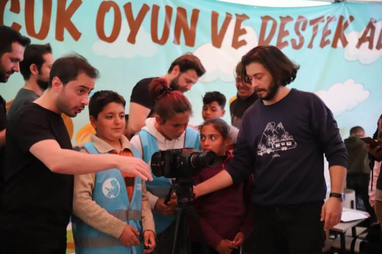 <p><strong> Bir nebze de olsa elimizden geldiği kadar yaraları sarmaya gayret ediyoruz. Onlarla olmak çok güzel. Bu milletin bir parçası olmaktan, onlardan biri olduğum için çok mutluyum. Moralleri çok iyi. Onlar gerçekten çok ciddi acılar ve sıkıntılar yaşamışlar. Buna rağmen bizlerden güler yüzlerini eksik etmediler"</strong> dedi.</p>