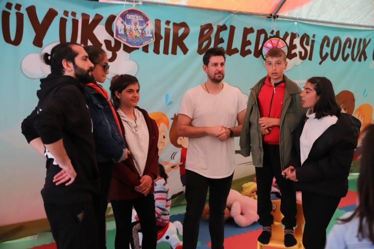 <p><strong>Böyle günlerde onların dertlerine ortağız, çok üzüldük. Bu yaşanan süreç içerisinde elimizden geldiğince onların yanlarında olmaya çalışıyoruz. </strong></p>