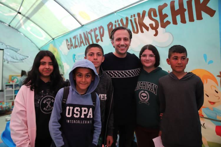 <p><strong>“Burada olmaktan çok mutluyum. Kardeşlerimiz ve çocuklarımızla beraberiz. Onların güzel enerjilerini alıyoruz. Onlar bizlere mutluluk veriyor. </strong></p>