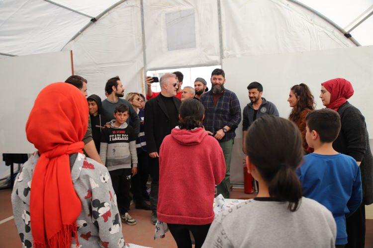 <p>Oyuncu Ümit Kantarcılar, <strong>“Burada birçok annemiz, babamız, kardeşimiz, yakınımız vardı. Biz İstanbul’da onlarla beraber yıkıldık. Onları görmeye geldik. Onlara bir nebze de olsa moral olabildiysek, yüzlerini güldürebildiysek ne mutlu bize'' </strong>dedi.</p>