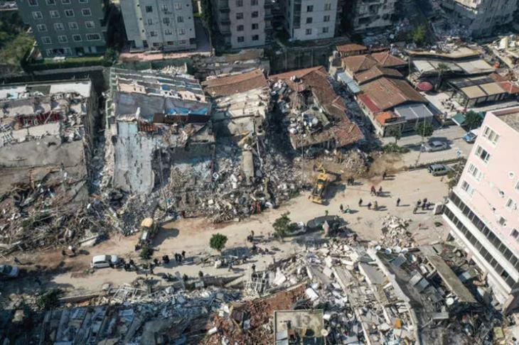 <p><strong>Ünlü isimler ve Bayhan Müzik ve Organizasyon, yeniden başlayacak olan etkinliklerde elde edecek gelirleri depremzede için AFAD'a bağış yapacağını duyurdu.</strong></p>
