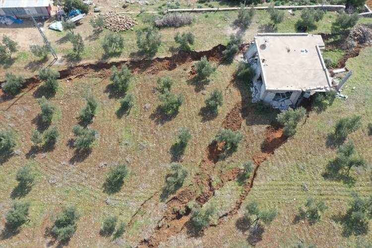 <p>Kahramanmaraş merkezli 6 Şubat'taki depremlerden etkilenen Türkoğlu ile Nurdağı ilçeleri sınırında bulunan bir ev, yaklaşık 2,5 metre toprağa gömüldü.</p>
