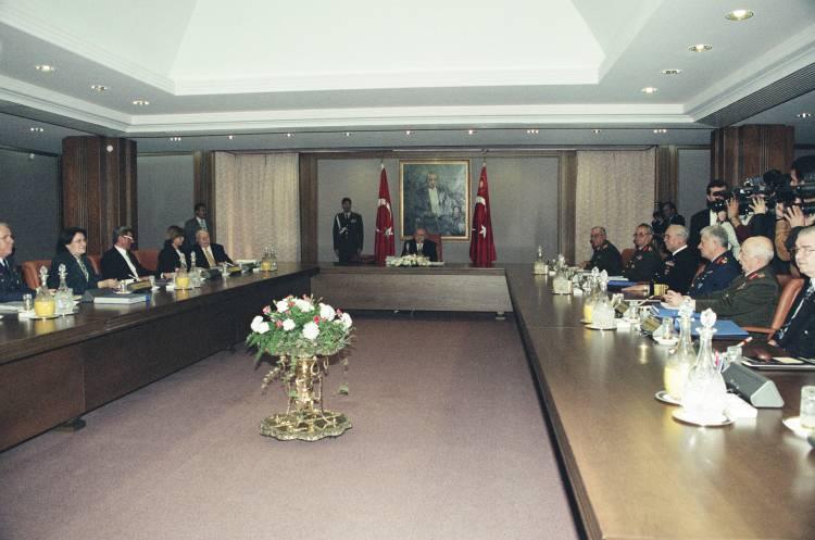 <p>Milli Güvenlik Kurulu (MGK) Cumhurbaşkanı Süleyman Demirel (ortada) başkanlığında Çankaya Köşkü'nde toplanmış, toplantıya Başbakan Necmettin Erbakan (sol5), Dışişleri Bakanı ve Başbakan Yardımcısı Tansu Çiller (sol4), Genelkurmay Başkanı Orgeneral İsmail Hakkı Karadayı (sağ6) ve kuvvet komutanları katılmıştı. </p>

