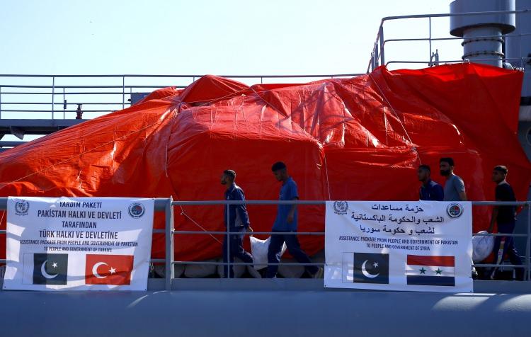<p>Buna ek olarak 21 tırdan oluşan 275 tonluk insani yardım konvoyu, Pakistan'dan kara yoluyla 25 Şubat'ta Malatya'ya ulaştı. İnsani yardımları taşıyan bir gemi de Pakistan'dan Türkiye'ye doğru yola çıktı.</p>

