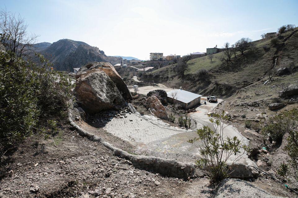 <p>Biz, o sırada ablamdaydık. Gelince gördüm ki büyük felaket olmuş, kayanın evime çarptığını gördüm. Kaya, daha da aşağıya yuvarlansaydı birçok evi yerle bir ederdi." diye konuştu.</p>

<p> </p>
