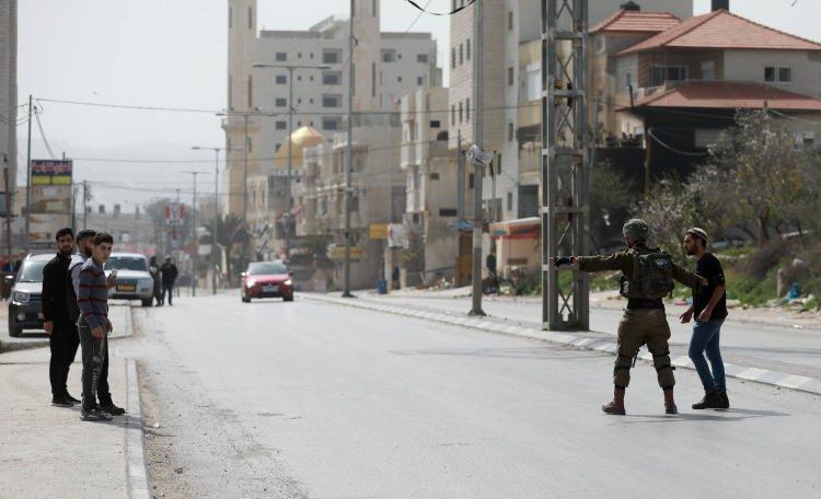 <p>İşgal altındaki Batı Şeria’da özellikle Nablus ve Nablus'a bağlı Huvara ve Burin gibi bölgelerdeki Filistinliler, çevredeki yasa dışı yerleşim birimlerinde yaşayan fanatik Yahudi yerleşimcilerin sık sık hedefi haline geliyor.</p>