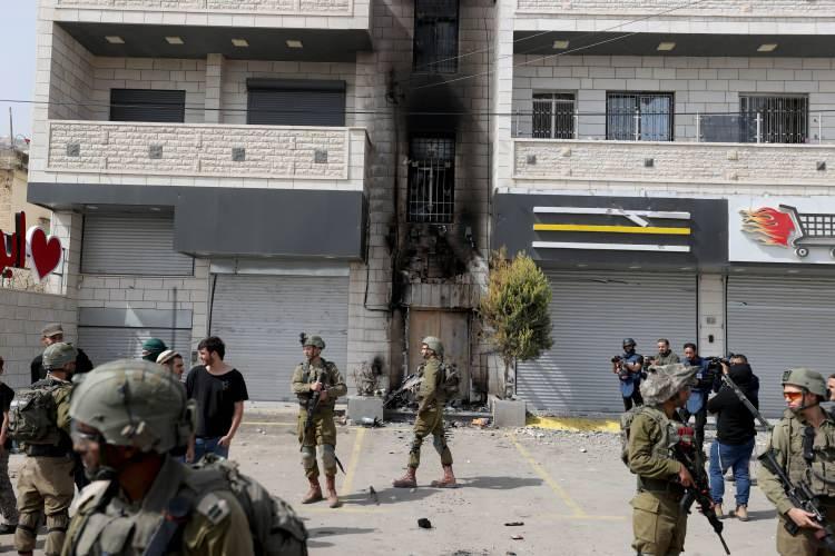 <p>Öte yandan, İsrail ordusundan yapılan yazılı açıklamada, Nablus'taki olaylar nedeniyle Yahudiye ve Samarya yerleşim birimlerine iki askeri birliğin daha takviye edildiği ve Nablus yakınlarındaki güvenlik noktalarının artırıldığı bildirildi.</p>

