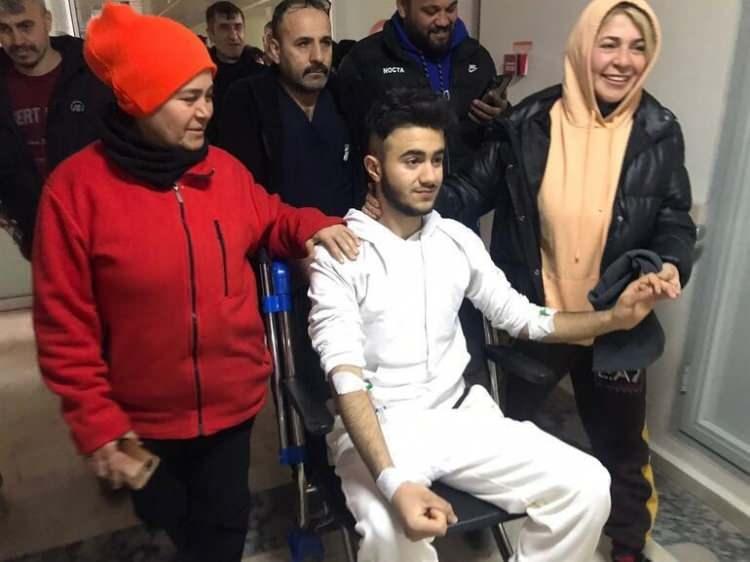 <p><span style="color:#800000"><strong>Eskişehirspor'a imza atmaya gideceği gün depremde Gaziantep'te enkaz altında kalan 17 yaşındaki Adnan Muhammet Korkut, 96'ncı saatte kurtulmuştu.</strong></span></p>
<p> </p>