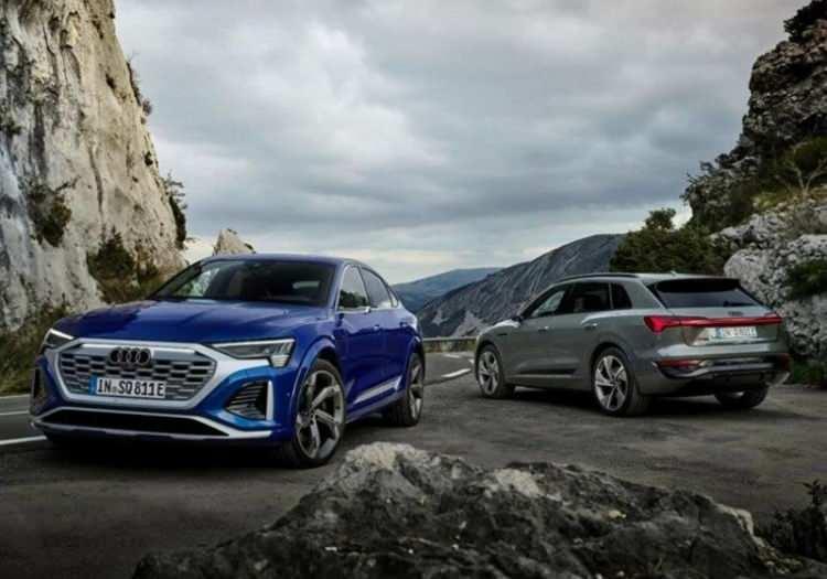 <p>İlk olarak geçtiğimiz hafta tanıtılan yeni elektrikli Audi Q8 e-tron üzerinde gördüğümüz logo önümüzdeki yıllarda tüm modellerde yer alacak.</p>
