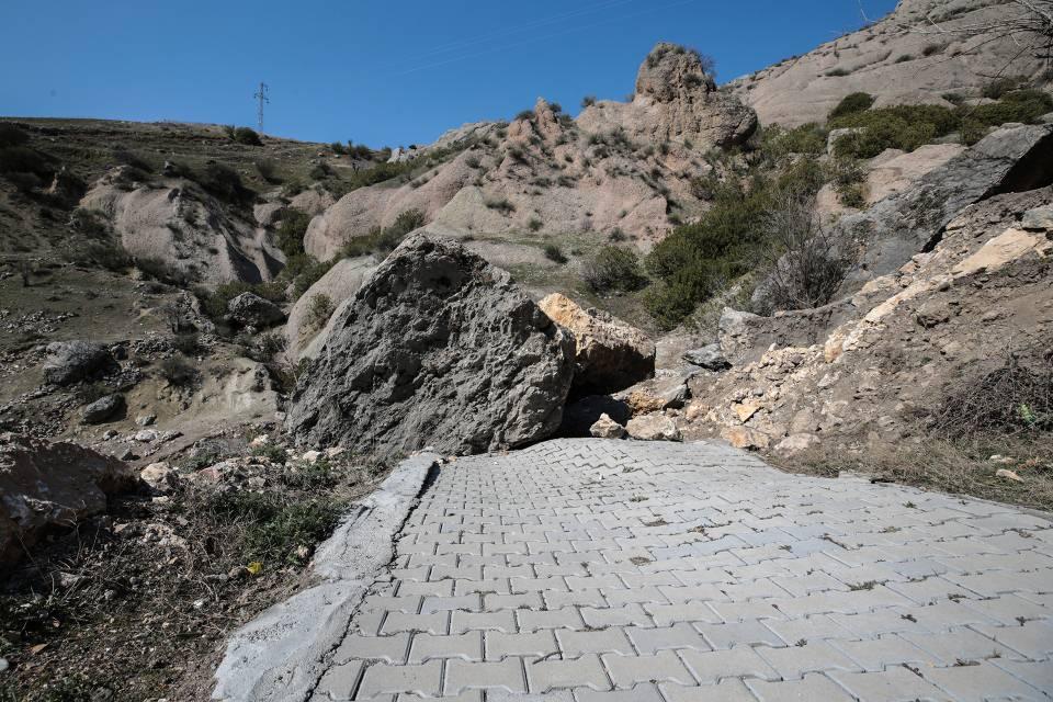 <p>Kayan dev kaya parçasının evine çarptığını ve ortadan ikiye bölünmüş halde durduğunu anlatan Bulgur, "Kaya, depremden sonra ağır çatlaklar verdi.</p>
