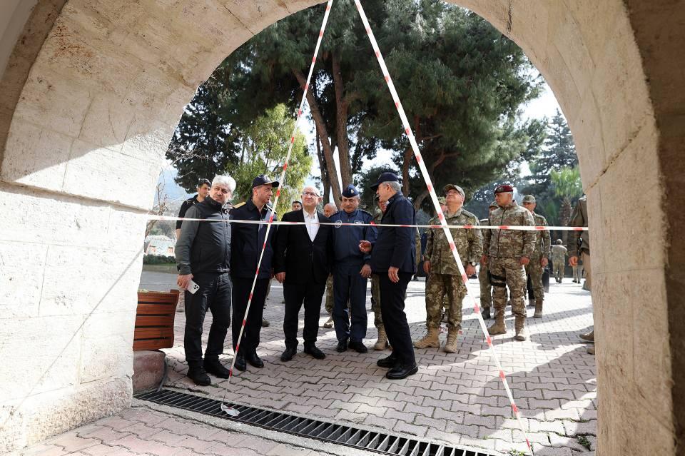 <p>Birlik tarafından gerçekleştirilen arama, kurtarmanın yanı sıra yaşam destek faaliyetlerine ilişkin de bilgi alan Akar, depremde zarar görmesine rağmen hemen vatandaşların yardımına koşan Mehmetçiği tebrik etti.</p>
