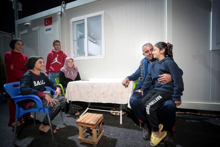 <p>Altyapısı, elektrik ve sokak aydınlatma sistemleri ile küçük bir mahalle gibi yapılandırılan konteyner kentte afetzedelerin yemek, tuvalet, banyo, ısınma, çamaşır yıkama gibi tüm ihtiyaçları kendi yaşam alanlarında karşılanıyor.</p>
<p> </p>