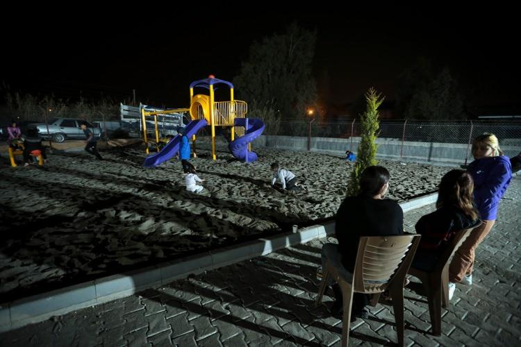<p>Yemekhanede hazırlanan yemeklerden yararlanabilen vatandaşlar, isterlerse kendi mutfaklarında yemek de pişirebiliyor. Sürekli sıcak su bulunan konteynerler, tuvalet, banyo, mutfak, salon ve yatak odası bölümlerinden oluşuyor. Ayrıca ortak alanlarda yemekhane ve park gibi sosyal bölümler de bulunuyor.</p>
<p> </p>