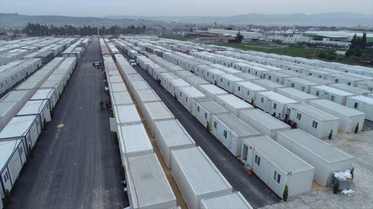 <p>Şimdilik konteynerlerde 750 depremzede barınıyor ancak çevredeki genişletme çalışmalarıyla ihtiyaca göre 900 konteynerde 4 bin 500 kişiye hizmet verilmesi planlanıyor.</p>

<p> </p>
