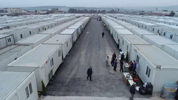 <p>Bu hizmetlerden yararlanmak için depremzedelerin e-Devlet üzerinden başvuru yapması yeterli oluyor.</p>
<p> </p>