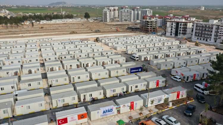 <p>Sayın Cumhurbaşkanımızın ifade ettiği gibi 50 bin konut yapılacak. Devletimiz tarafından kent merkezi ile Besni, Gölbaşı ve diğer ilçelerde, köylerde kalıcı konutların temelleri hızlı şekilde atılacak. Vatandaşlarımızın barınma sorunu kısa sürede çözülecek. Ayrıca TOKİ bünyesinde şehrin diğer tarafında üç bin 1+1 geçici prefabrik konut hızlı şekilde inşa ediliyor. Orayı iki hafta sonra bitmiş halde göreceğiz."</p>

<p> </p>
