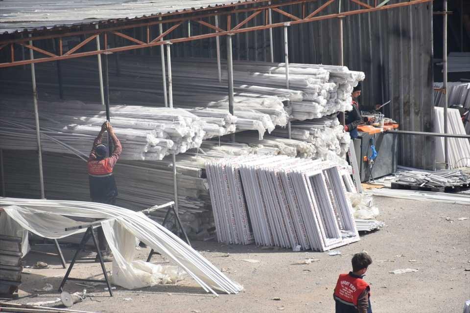 <p><strong>- "Konteyner yapma gibi bir planımız yoktu"</strong></p>

<p>Nur-İş Gaziantep Bölge Temsilcisi Orhan Harat ise ilk depremin ardından sabah saatlerinde bir süre dışarıda kaldıktan sonra iş yerlerine döndüklerinde binalarında önemli bir sorun olmadığını gördüklerini kaydetti.</p>

<p> </p>
